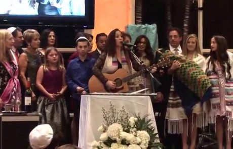 Bat Mitzvah Girls Perform « L’Dor Vador » During « Passing the Scroll » Ceremony